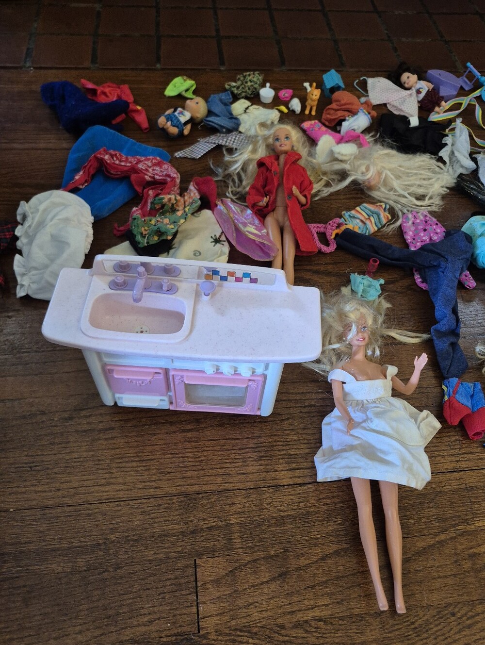 Barbie Mixed Dolls & Dresses in Pink, White, Blue, Red - Picture 4 of 9